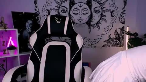 Snapshot of marylanee chatting on 09.26.25 Mary online show from 09.26.25