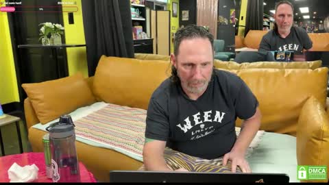 Snapshot of matchingtracksuits chatting on 03.04.25 Jer and Kel online show from 03.04.25