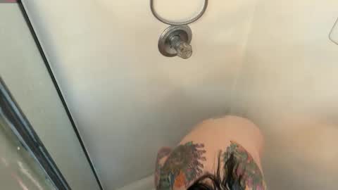 Snapshot of matchingtracksuits chatting on 09.15.25 Jer and Kel online show from 09.15.25