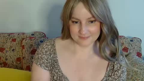 Snapshot of mathilde_solveig chatting on 02.17.25 mathilde_solveig online show from 02.17.25