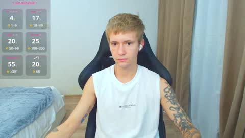 Snapshot of max_gen chatting on 10.05.25 Max Gen with tats 24years  And Ethan without tats 20 years online show from 10.05.25