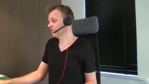 Snapshot of max_straight_1 chatting on 02.04.25 Max take off clothes online show from 02.04.25