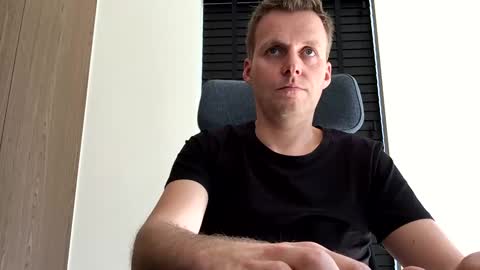 Snapshot of max_straight_1 chatting on 02.18.25 Max take off clothes online show from 02.18.25