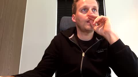 Snapshot of max_straight_1 chatting on 02.20.25 Max take off clothes online show from 02.20.25