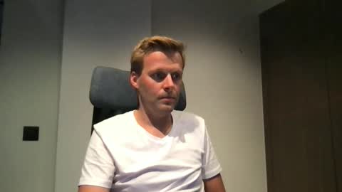 Snapshot of max_straight_1 chatting on 09.10.25 Max take off clothes online show from 09.10.25