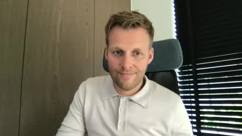 Snapshot of max_straight_1 chatting on 10.02.25 Max take off clothes online show from 10.02.25