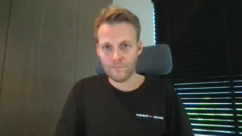 Snapshot of max_straight_1 chatting on 10.14.25 Max take off clothes online show from 10.14.25