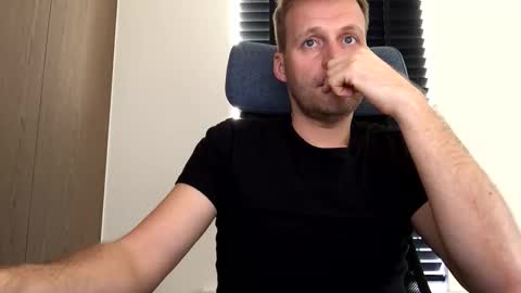 Snapshot of max_straight_1 chatting on 11.07.25 Max take off clothes online show from 11.07.25