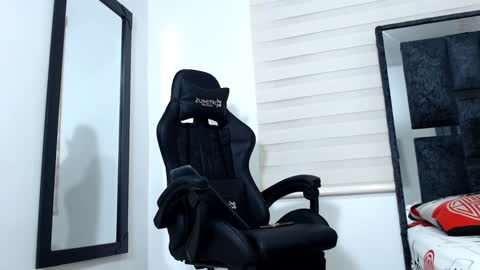 Snapshot of maximo_sebastian chatting on 02.02.25 Maximo Sebastian online show from 02.02.25