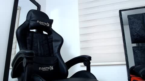 Snapshot of maximo_sebastian chatting on 02.23.25 Maximo Sebastian online show from 02.23.25