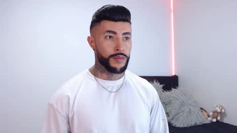 Independent Model online show from 09.17.25