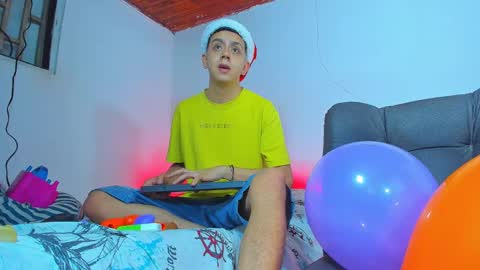 Snapshot of maxowens_oficial chatting on 12.24.24 MAX online show from 12.24.24