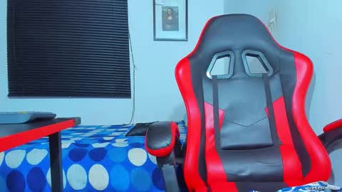 Snapshot of maxowens_oficial chatting on 10.11.25 MAX online show from 10.11.25