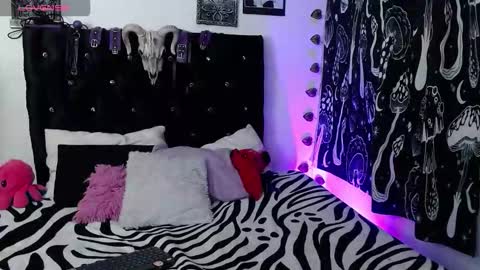 Snapshot of mayaredd chatting on 10.10.25 mayaredd online show from 10.10.25