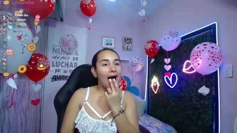 Snapshot of maylin_horny19 chatting on 02.15.25 Maylin online show from 02.15.25