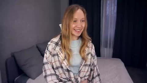 Snapshot of mckenziedyen chatting on 10.31.25 Mary online show from 10.31.25