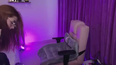                 Laura                 online show from 01.14.25