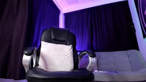 Snapshot of melani_greyy chatting on 02.18.25 melani greyy online show from 02.18.25