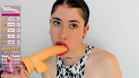 Snapshot of melody_suarez chatting on 12.10.24 MELODY online show from 12.10.24