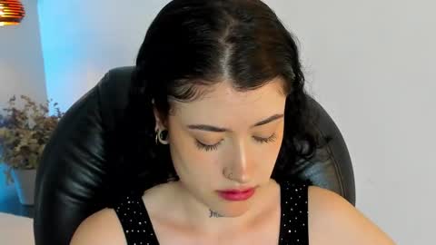 Snapshot of melody_suarez chatting on 12.21.24 MELODY online show from 12.21.24