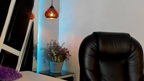 Snapshot of melody_suarez chatting on 12.28.24 MELODY online show from 12.28.24