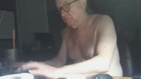 Snapshot of memberjames chatting on 01.10.25 I am usually high and horny...lol online show from 01.10.25