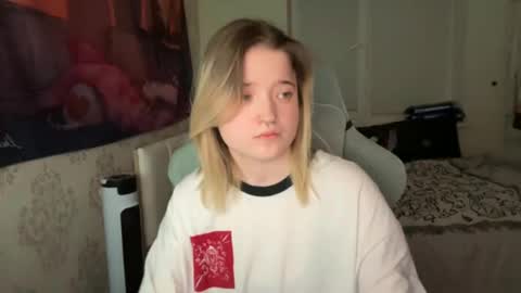 Snapshot of meowki4 chatting on 01.01.25 meowme online show from 01.01.25