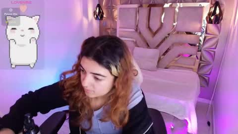 Snapshot of meraki_fraise chatting on 09.17.25 online show from 09.17.25