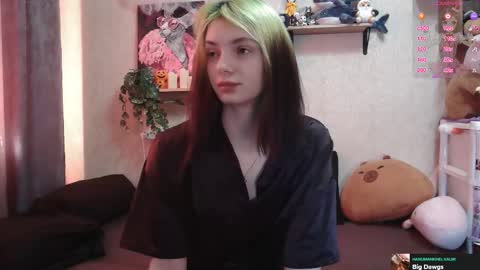 Snapshot of mevis_li chatting on 10.19.25 Mavis online show from 10.19.25