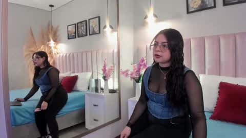 Snapshot of mia__monroe_ chatting on 11.08.25 Mia online show from 11.08.25