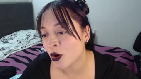 Snapshot of mia_adams_red chatting on 01.05.25 mia online show from 01.05.25