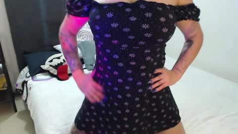 Snapshot of mia_adams_red chatting on 10.05.25 mia online show from 10.05.25