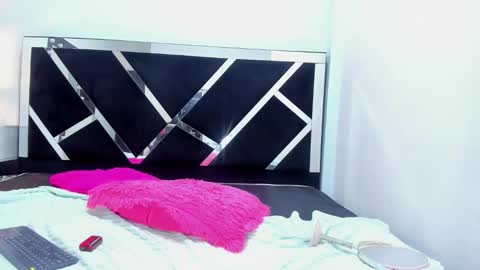 Snapshot of mia_casttellanos chatting on 11.05.25 Mia online show from 11.05.25