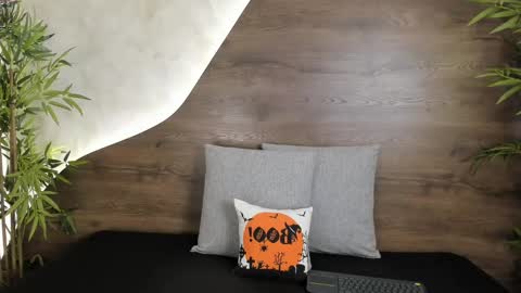 Snapshot of mia_lacy chatting on 10.18.25 mia_lacy online show from 10.18.25