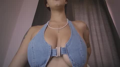 mia independent model online show from 10.23.25