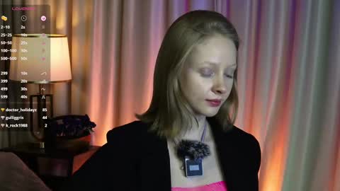 Snapshot of mia_vebes chatting on 02.11.25 Mia online show from 02.11.25