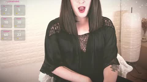 mia_wallase online show from 12.28.24