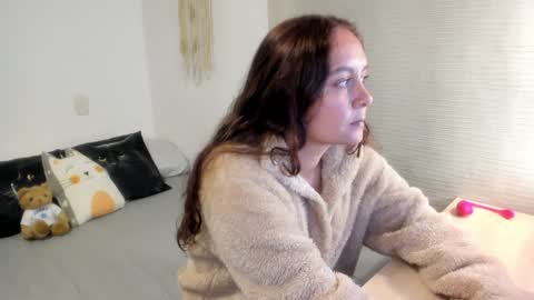 Mia   online show from 02.08.25