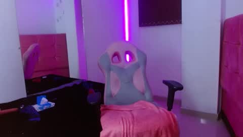 MIA VELEZ online show from 01.18.25