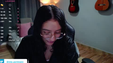 Snapshot of miaportman chatting on 12.17.24 MIAPORTMANN online show from 12.17.24