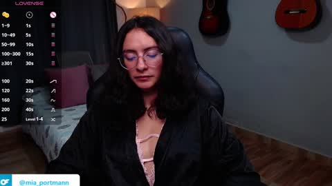 Snapshot of miaportman chatting on 12.18.24 MIAPORTMANN online show from 12.18.24