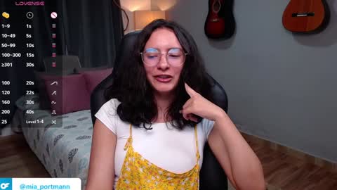 Snapshot of miaportman chatting on 01.04.25 MIAPORTMANN online show from 01.04.25