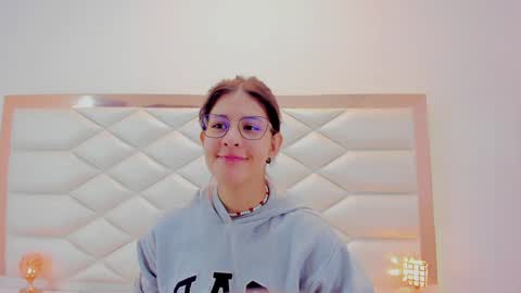 Snapshot of miaqueen021 chatting on 01.20.25 Sweetie Mia online show from 01.20.25