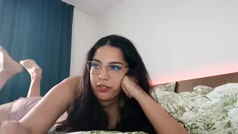 Snapshot of miareys chatting on 10.15.25 miareys online show from 10.15.25