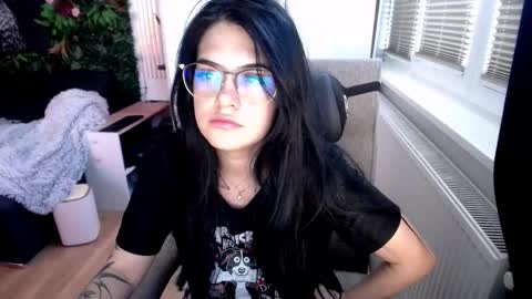 Snapshot of michellerossee chatting on 11.25.25 michellerossee online show from 11.25.25