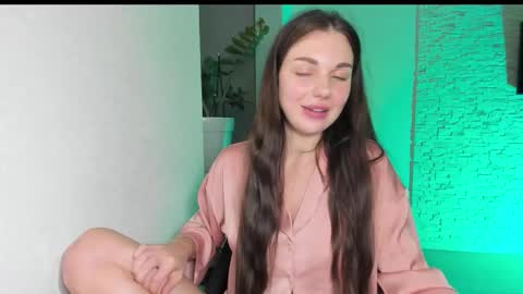 Snapshot of michelliibeautiful chatting on 10.28.25 Michellee online show from 10.28.25