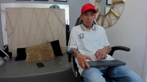 Snapshot of mickey_beasley chatting on 09.21.25 mickey online show from 09.21.25