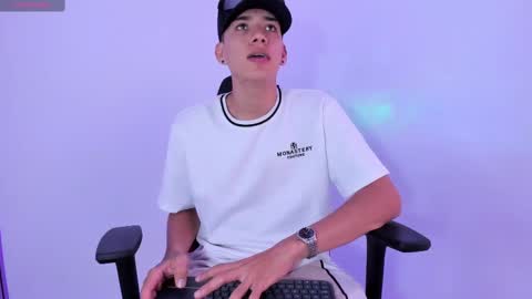 Snapshot of miguel_cagee chatting on 10.24.25 miguel_cagee online show from 10.24.25