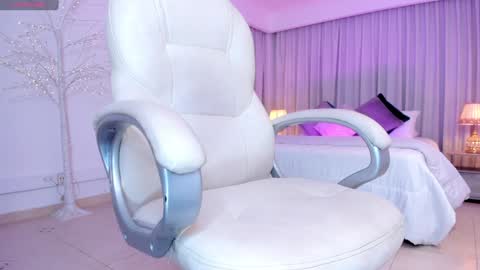 Snapshot of miiaa_evans chatting on 01.23.25 Mia online show from 01.23.25