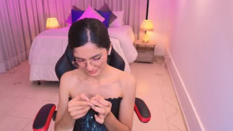 Snapshot of miiaa_evans chatting on 02.06.25 Mia online show from 02.06.25